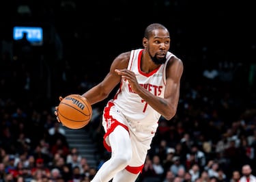 Edad: 37 | Posición: Alero | En la cancha: 53.3 millones | Fuera de la cancha: 51 millones