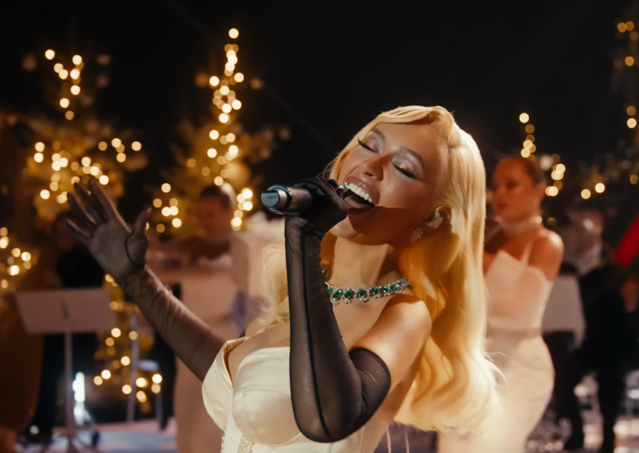 Christina Aguilera deslumbra cantando delante de la Torre Eiffel – jenesaispop.com