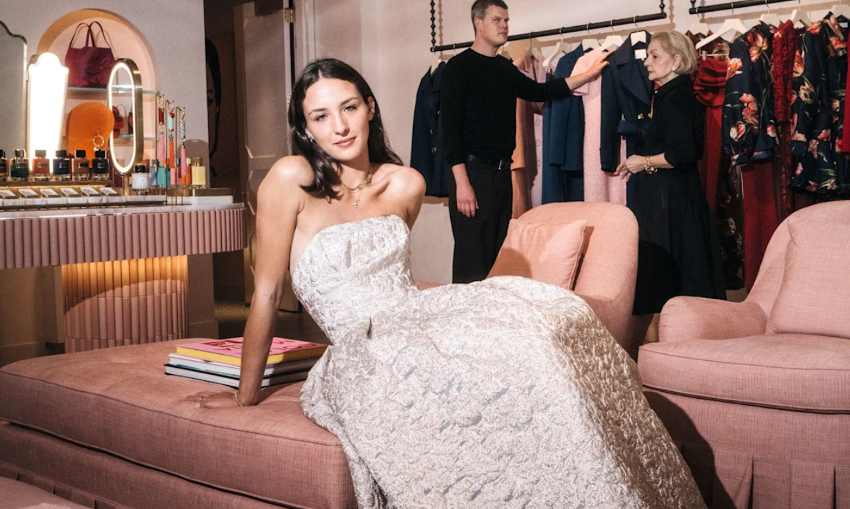 Nieta de Carolina Herrera protagoniza el legendario Baile de debutantes de París