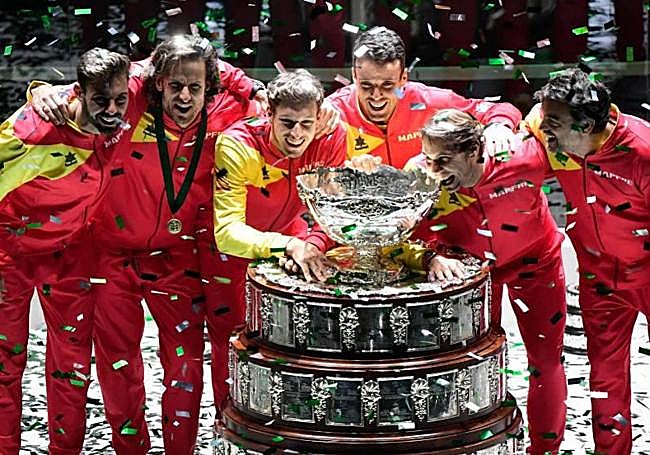 El equipo de 2019 celebra la victoria