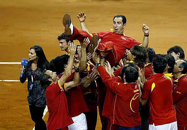 El capitán Albert Costa manteado por los jugadores.
