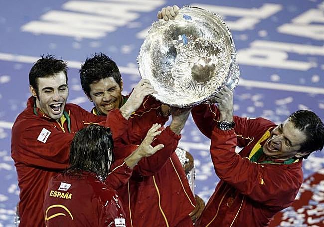 El equipo de 2008 levanta la 'Ensaladera'.