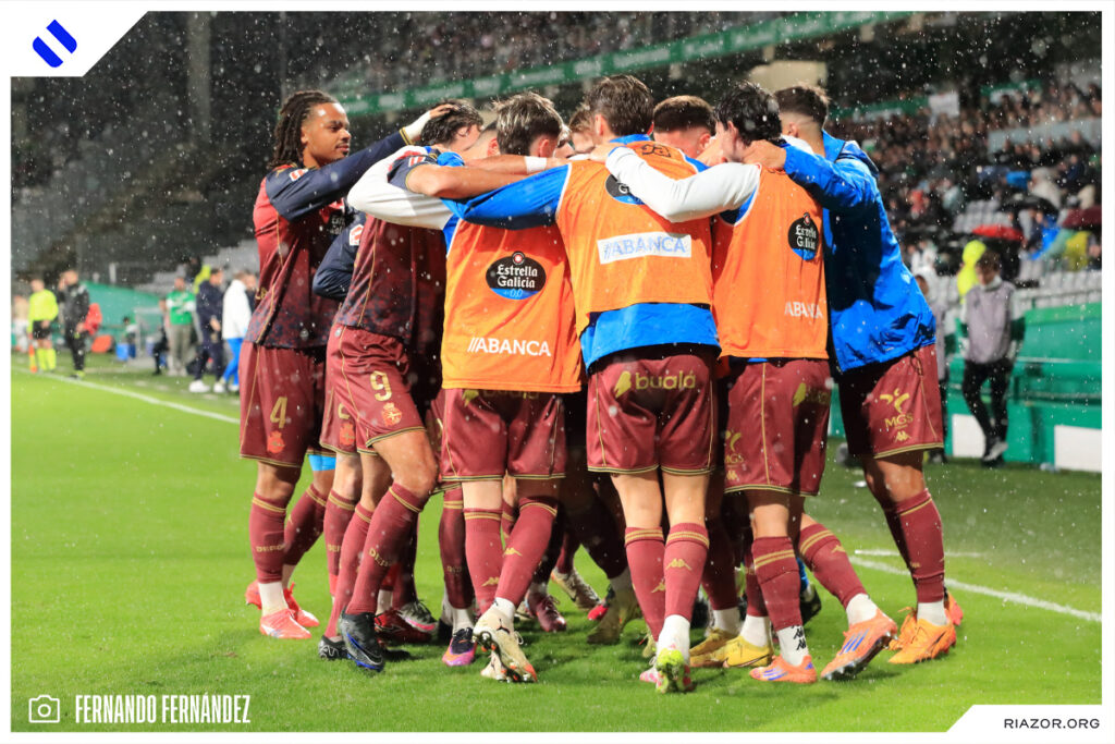 Celebración de todos los jugadores del Deportivo, banquillo incluido, del gol de Quagliata al Córdoba en el Nuevo Arcángel.