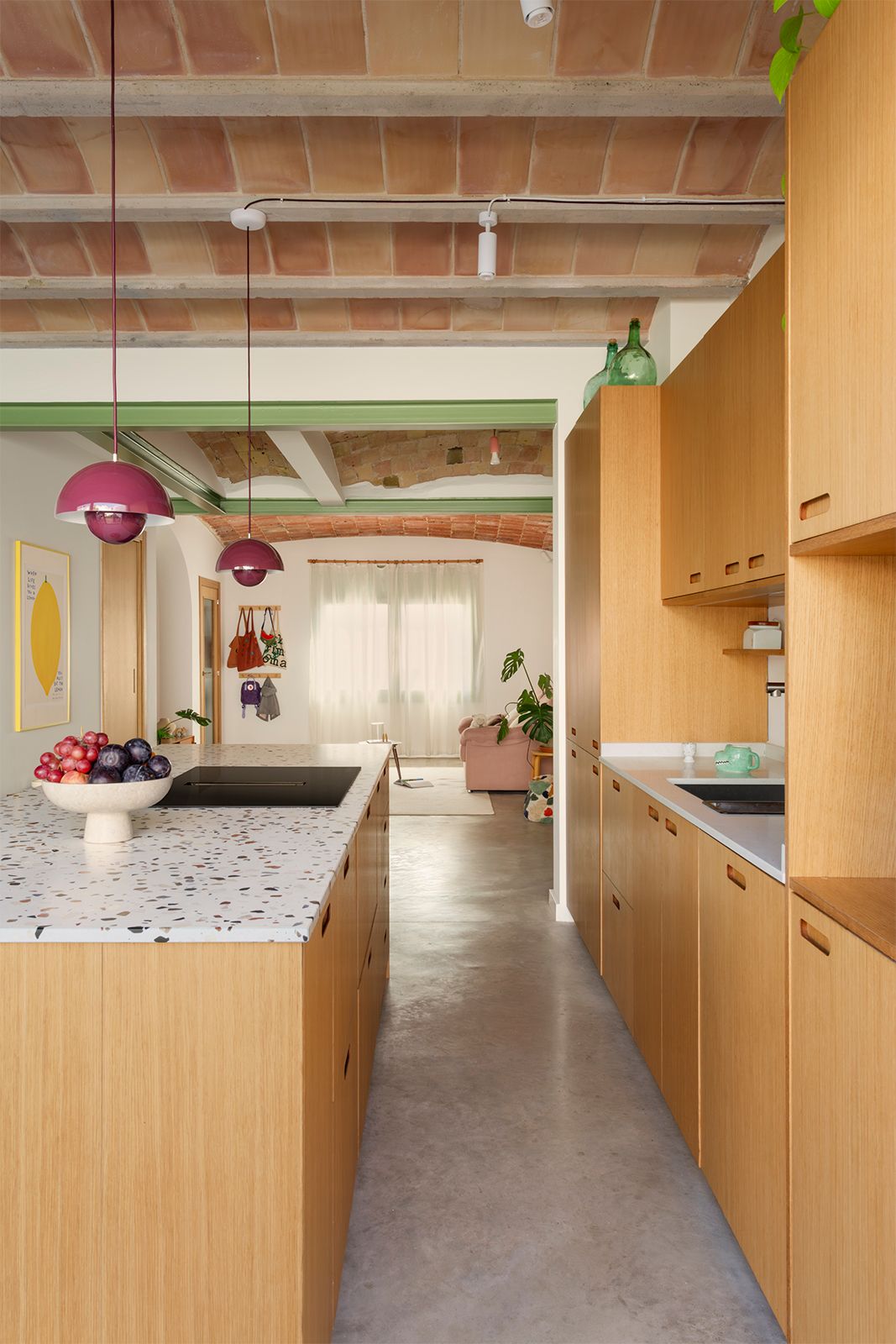 Entre la cocina y el salón al fondo se dejó un gran espacio difano que funciona de espacio de juegos para las niñas.