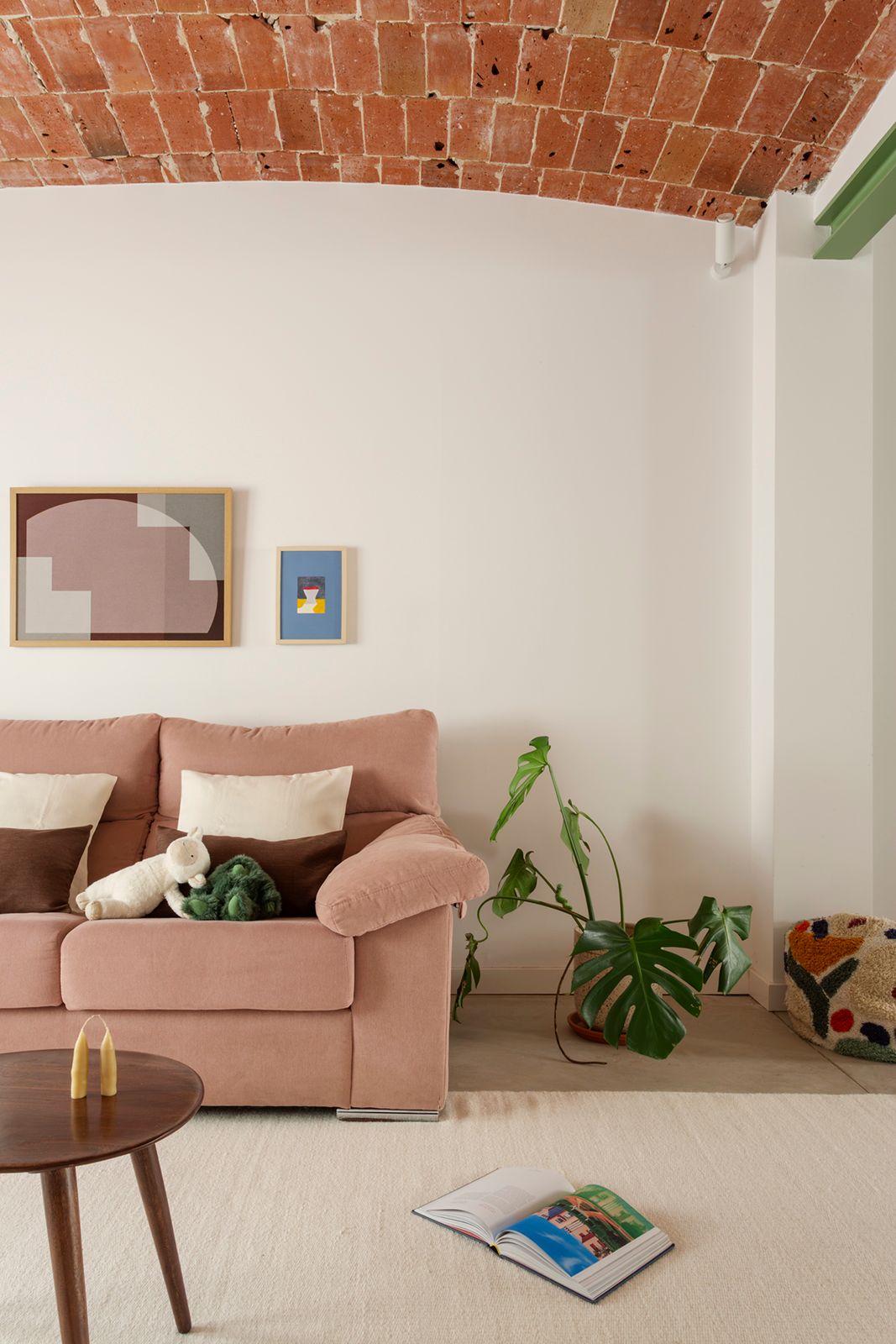 El salón se ubicó en la zona original de la vivienda ms sombría donde el tipo de luz favorece la relajación y el descanso.