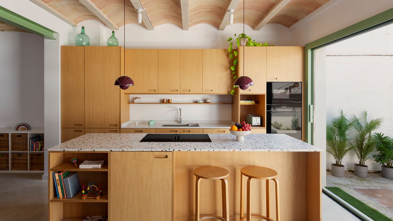 Esta casa moderna une el estilo mediterráneo con un giro contemporáneo