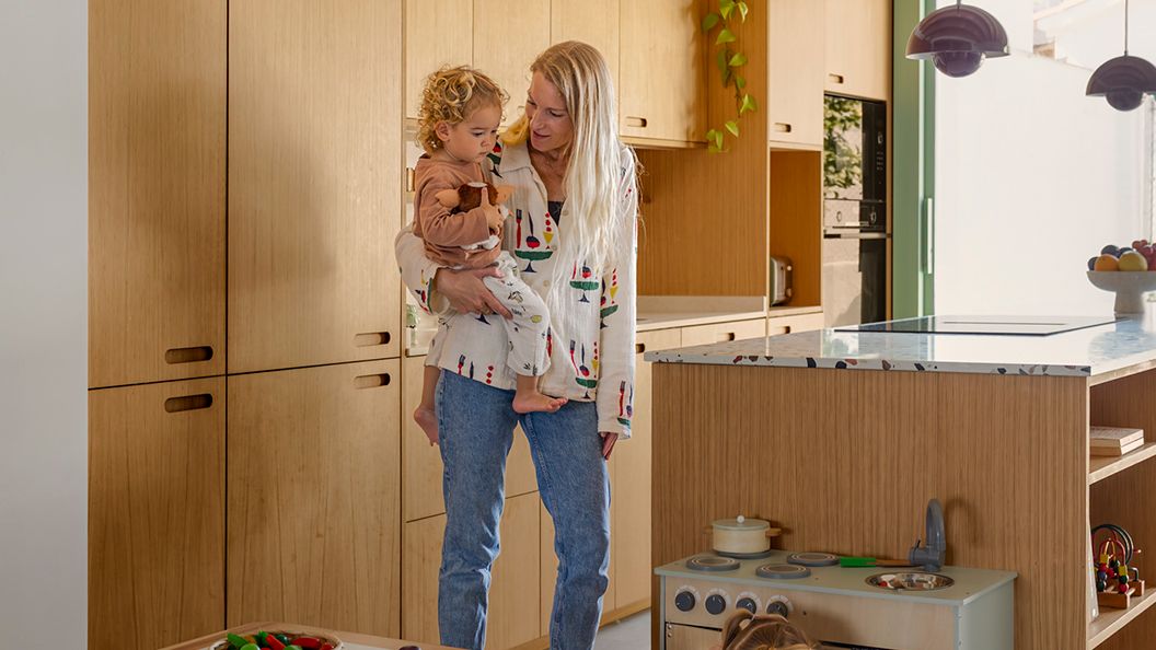 Una diseñadora transforma una casa tradicional en Blanes y la reinterpreta (desde la alegría) con madera de roble, ‘volta’ catalana y toques de color