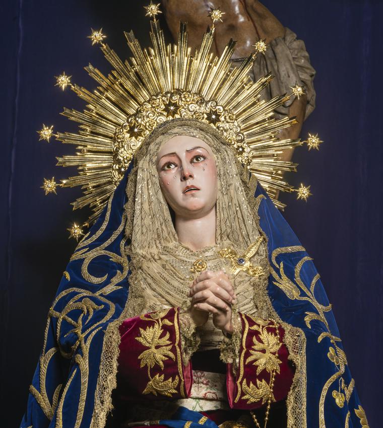 María Santísima de las Aguas, con las manos entrelazadas obra de Cristóbal Ramos