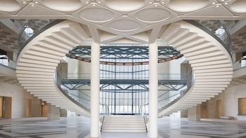 Cuenta con 18 galerías de