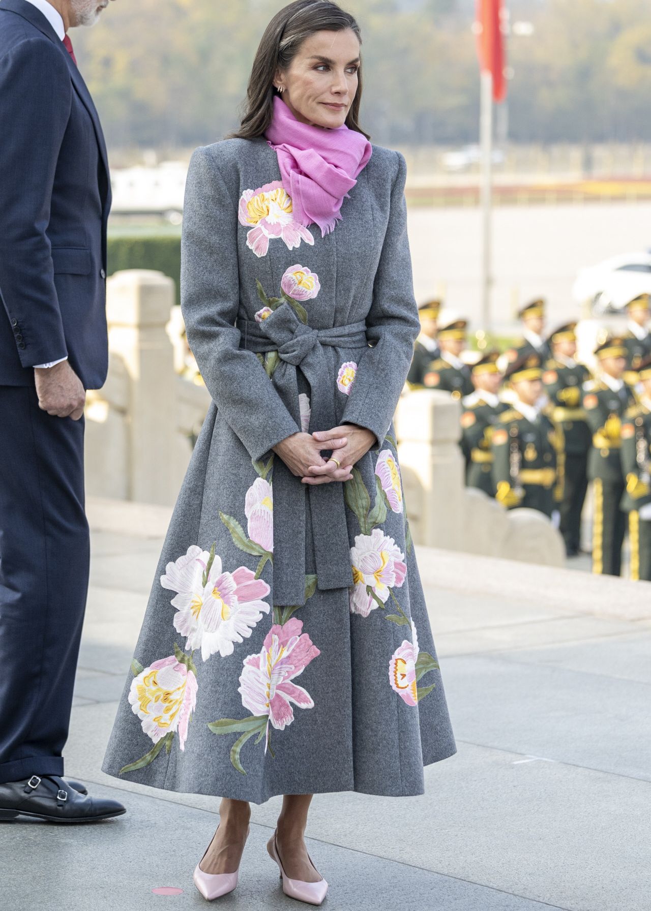 Reina Letizia con abrigo gris
