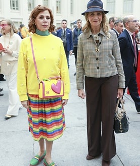 Imagen secundaria 2 - La Infanta Elena posa con los diferentes puestos y con Ágatha Ruiz de la Prada