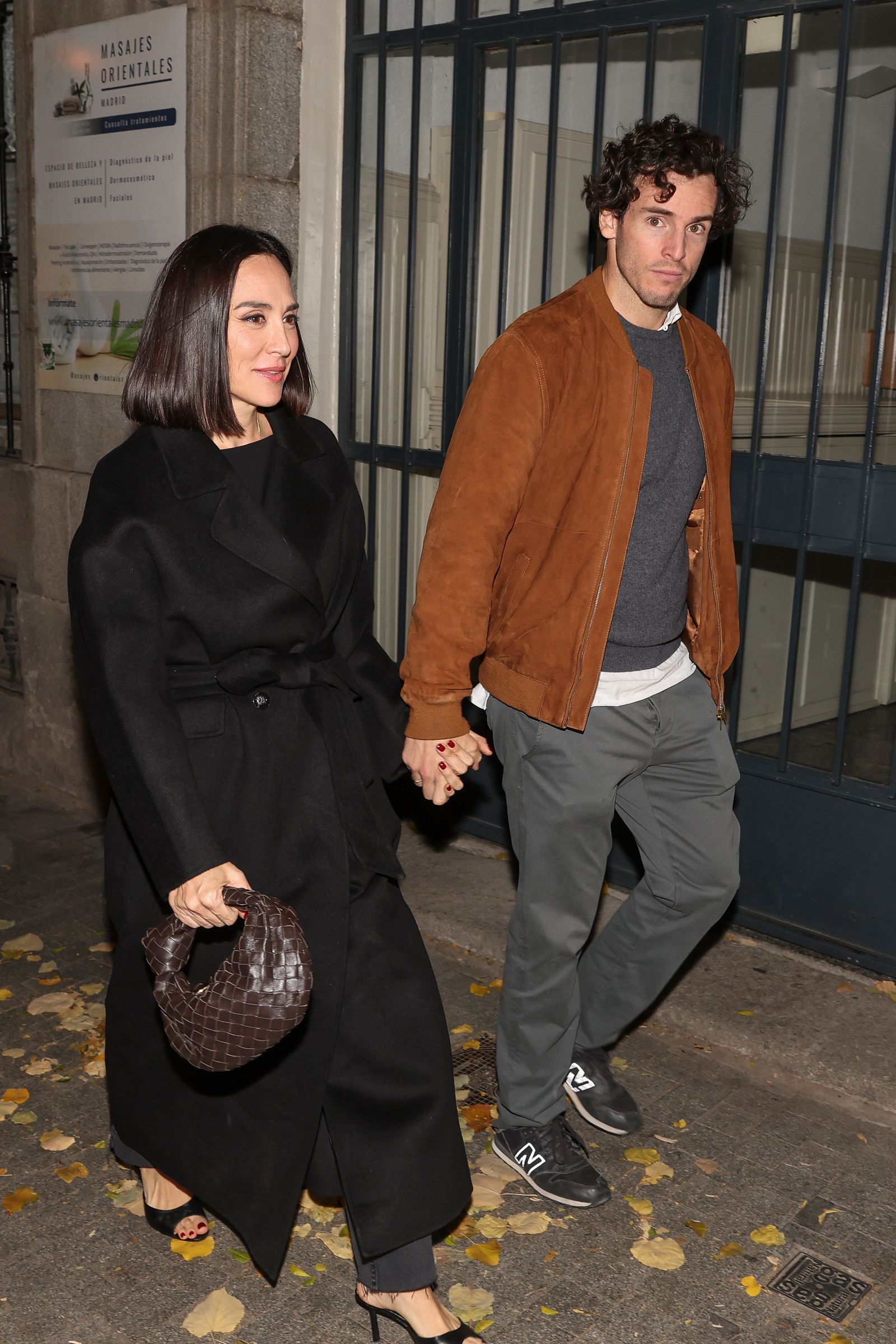 Tamara Falcó celebra en Madrid el 44 cumpleaños junto a su marido Íñigo Onieva. Estn en la calle ella lleva abigo negro...