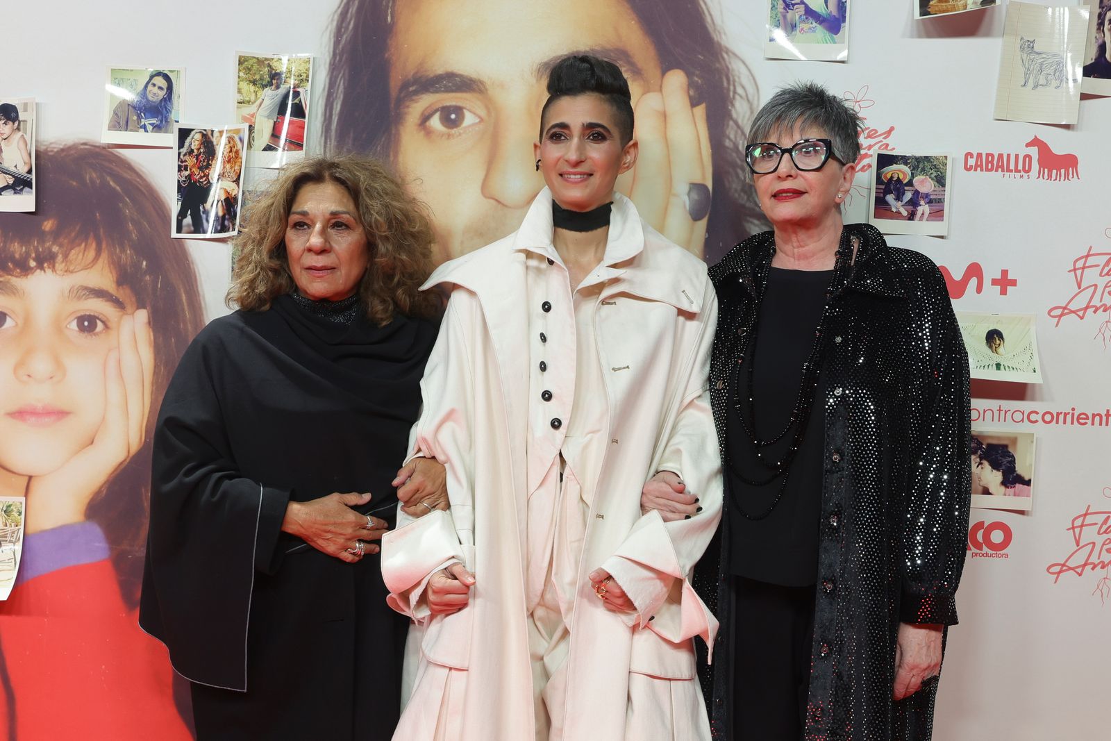 Alba Flores junto a su madre Ana Villa y su tía Lolita en el estreno madrileño de Flores para Antonio.
