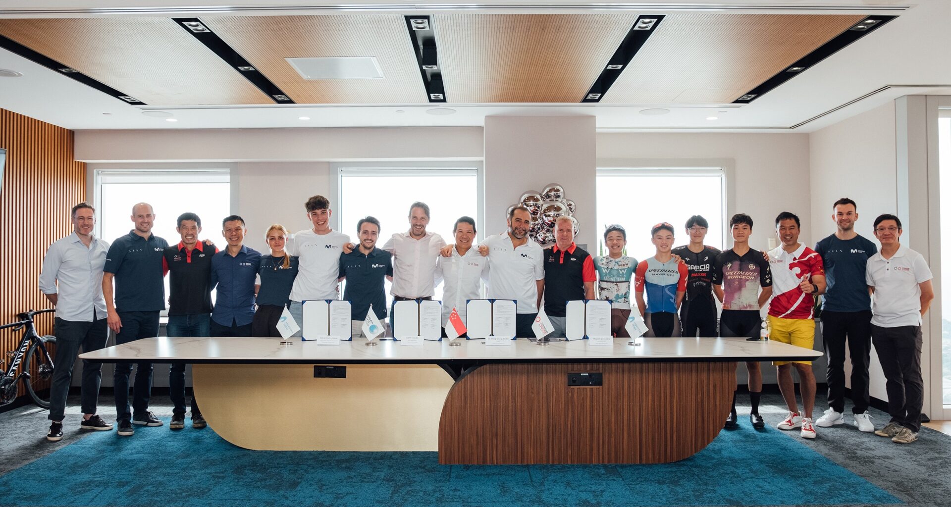 Eastern Pacific Shipping y la Federación de Ciclismo de Singapur firman un acuerdo para la realización de un Training Camp con el Movistar Team en España