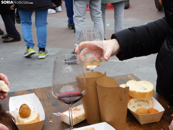 Crónica y galería | Mucho vino y productos sorianos en la plaza Mariano Granados