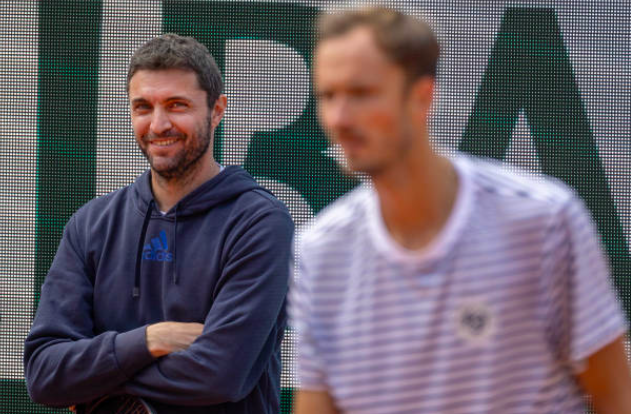 Gilles Simon y Daniil Medvedev trabajando juntos en 2024. Fuente: Getty