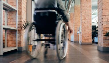 Persona en silla de ruedas.