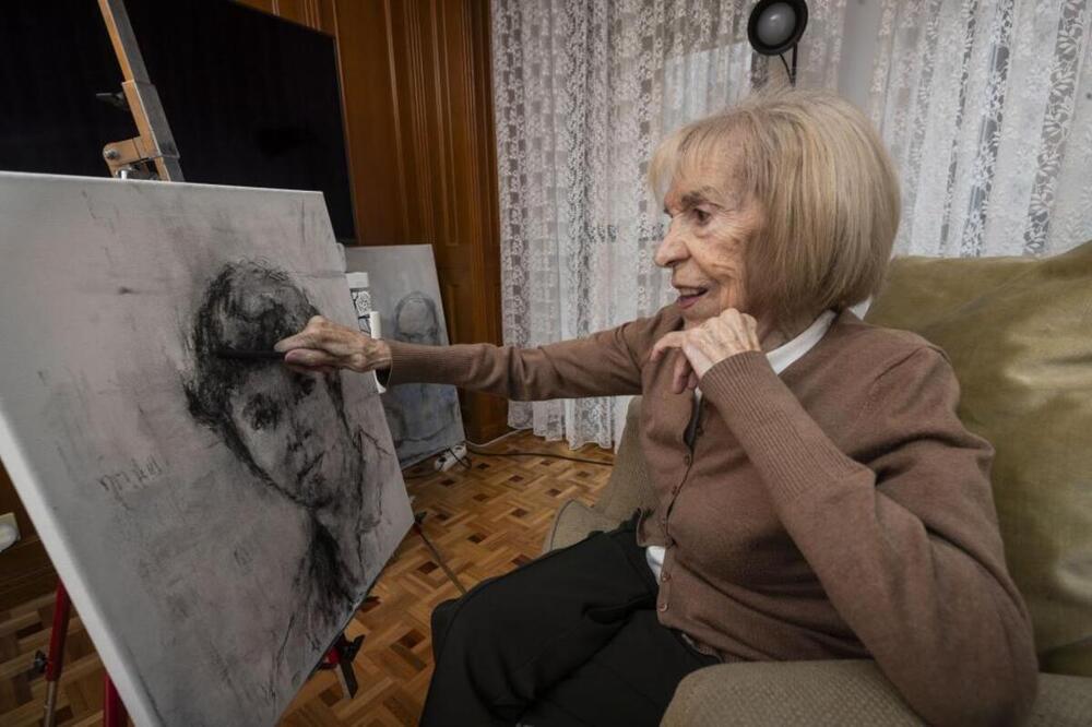 Amparo Castellanos continúa pintando muchos días en su habitación, como el retrato de un sobrino al carboncillo en el que se afana actualmente. 