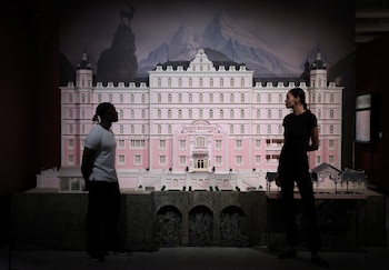 Maquetas de edificios y trenes