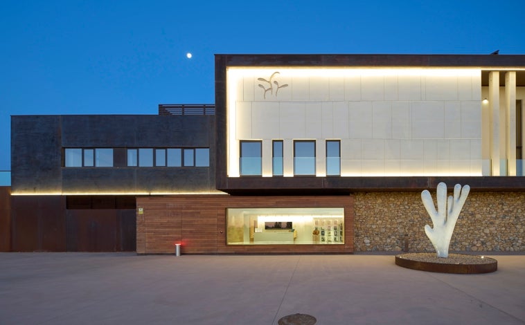 Imagen principal - En las imágenes, de arriba abajo: detalle del exterior de la nueva fundación; vista del montaje de la muestra; y obra de Richard Mosse