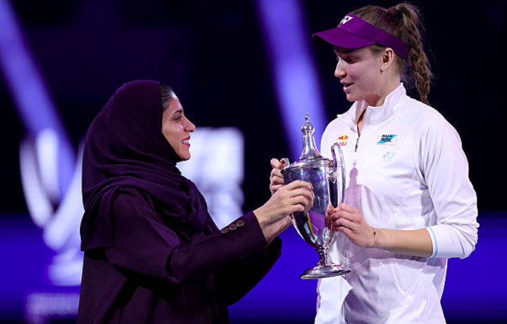 Elena Rybakina observa su título de las WTA Finals 2025. Fuente: Getty