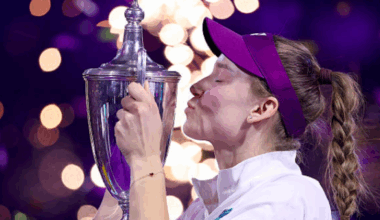 Elena Rybakina posa con el título de las WTA Finals. Fuente: Getty