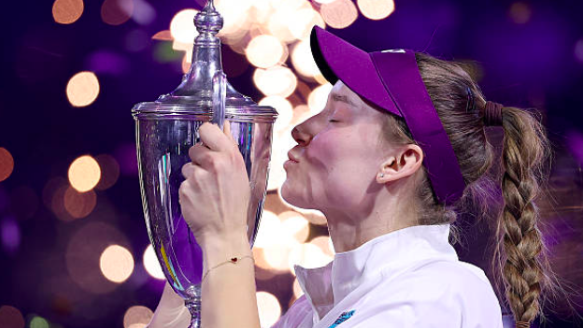 Elena Rybakina posa con el título de las WTA Finals. Fuente: Getty