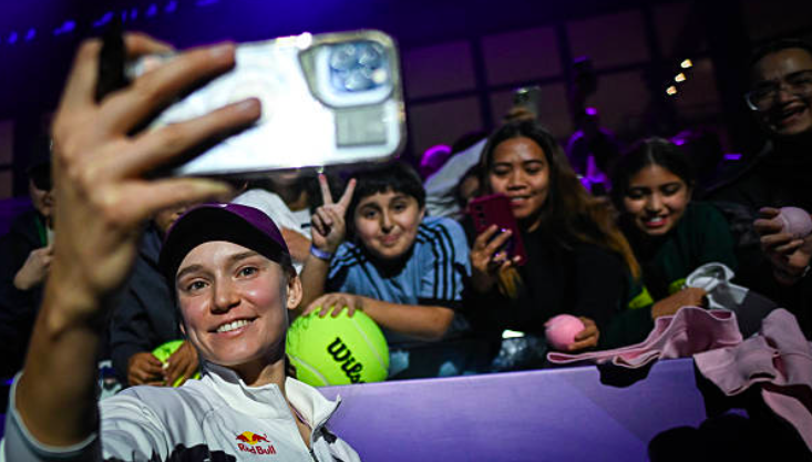 Elena Rybakina junto a unos aficionados en Riad. Fuente: Getty