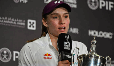 Elena Rybakina con su título en las WTA Finals. Fuente: Getty