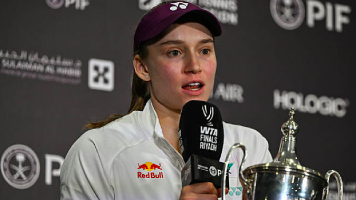 Elena Rybakina con su título en las WTA Finals. Fuente: Getty