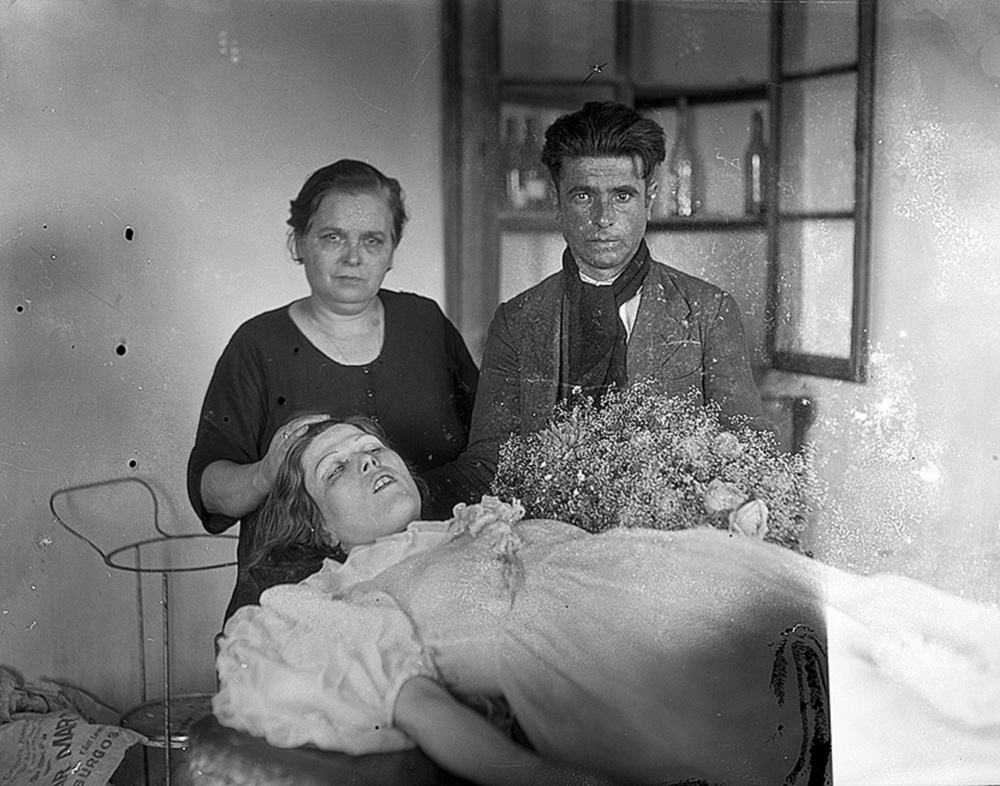 El cadáver de Carmen Gimeno, ‘La Venus de Valencia’, con su madre y hermano.