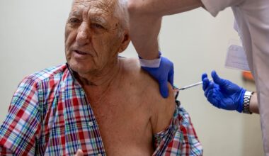 Los casos de gripe por la nueva variante se disparan y los expertos urgen a vacunarse ya | Sociedad