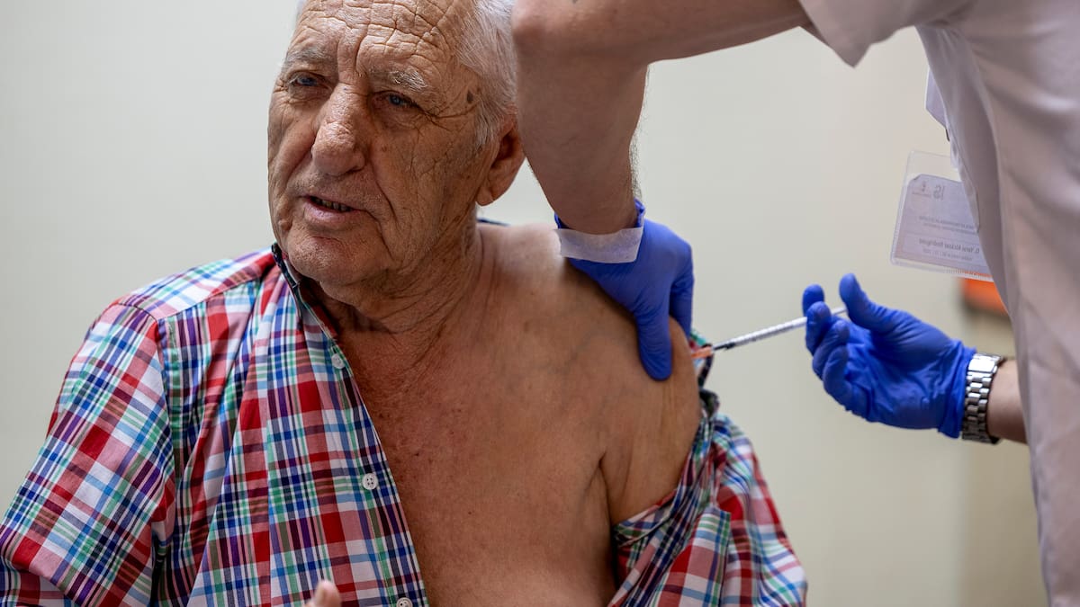 Los casos de gripe por la nueva variante se disparan y los expertos urgen a vacunarse ya | Sociedad