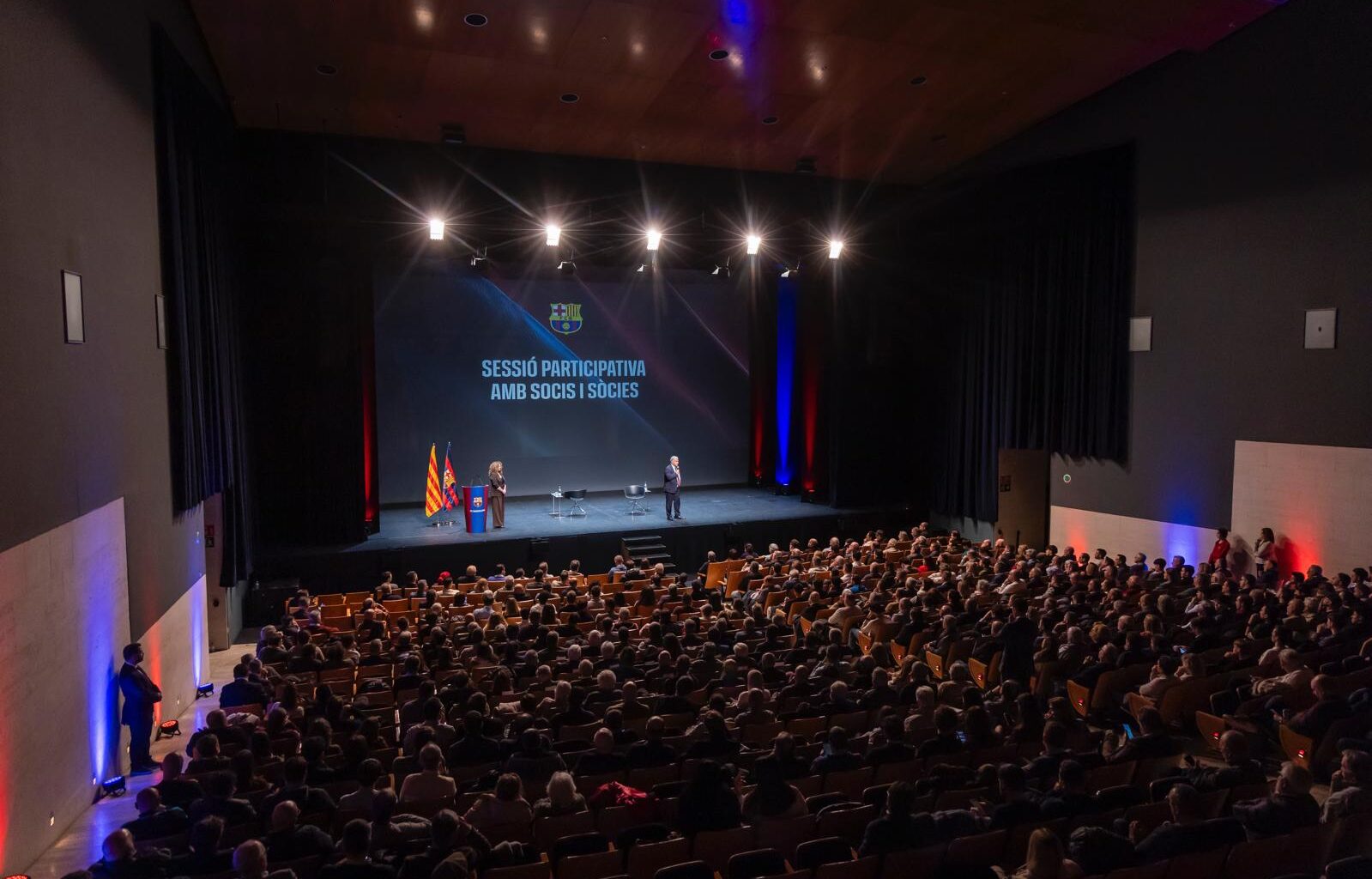 El Auditorio de Sant Cugat se llena en la sesión participativa del presidente con socios y socias