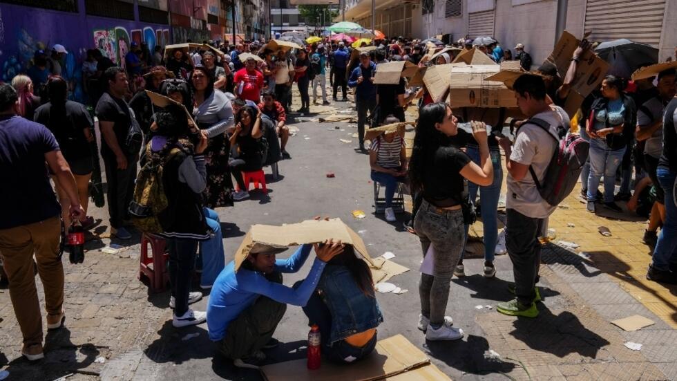 Migrantes indocumentados hacen fila frente al estadio Víctor Jara el primer día para inscribirse en la lista del Registro Civil, en Santiago de Chile, 16 de diciembre de 2024.