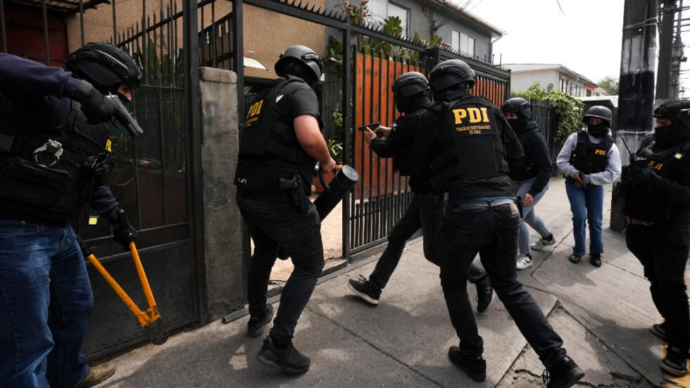 Agentes de la Policía de Investigación chilena allanan una vivienda en el marco de un operativo para combatir los secuestros extorsivos perpetrados por grupos del crimen organizado, en Santiago de Chile, el 15 de octubre de 2025.