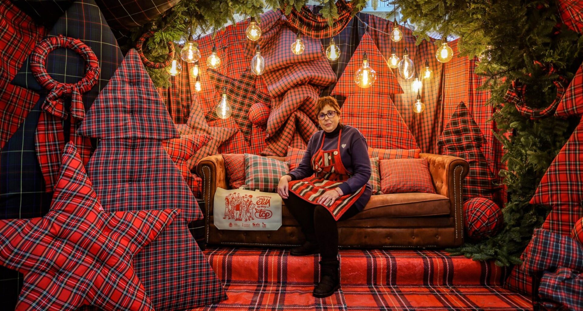 Los niños y niñas que acudan al Mercado Central de Elda con sus familias pueden disfrutar desde hoy y hasta el 5 de enero del espectacular ‘photocall’ navideño