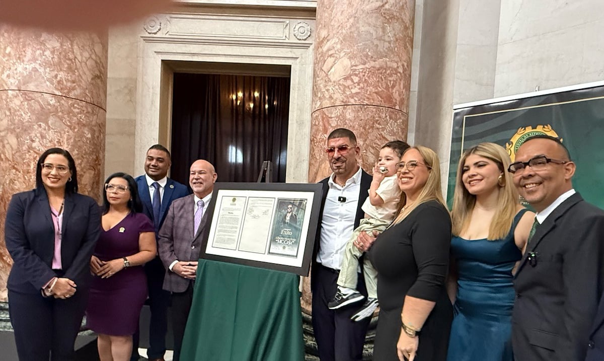MC Ceja recibe reconocimiento en el Capitolio