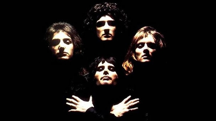 La sección compleja y "operística" de "Bohemian Rhapsody", el "magnum opus" de Queen, incluyó alrededor de 180 sobregrabaciones vocales separadas realizadas por Mercury, May y Taylor.