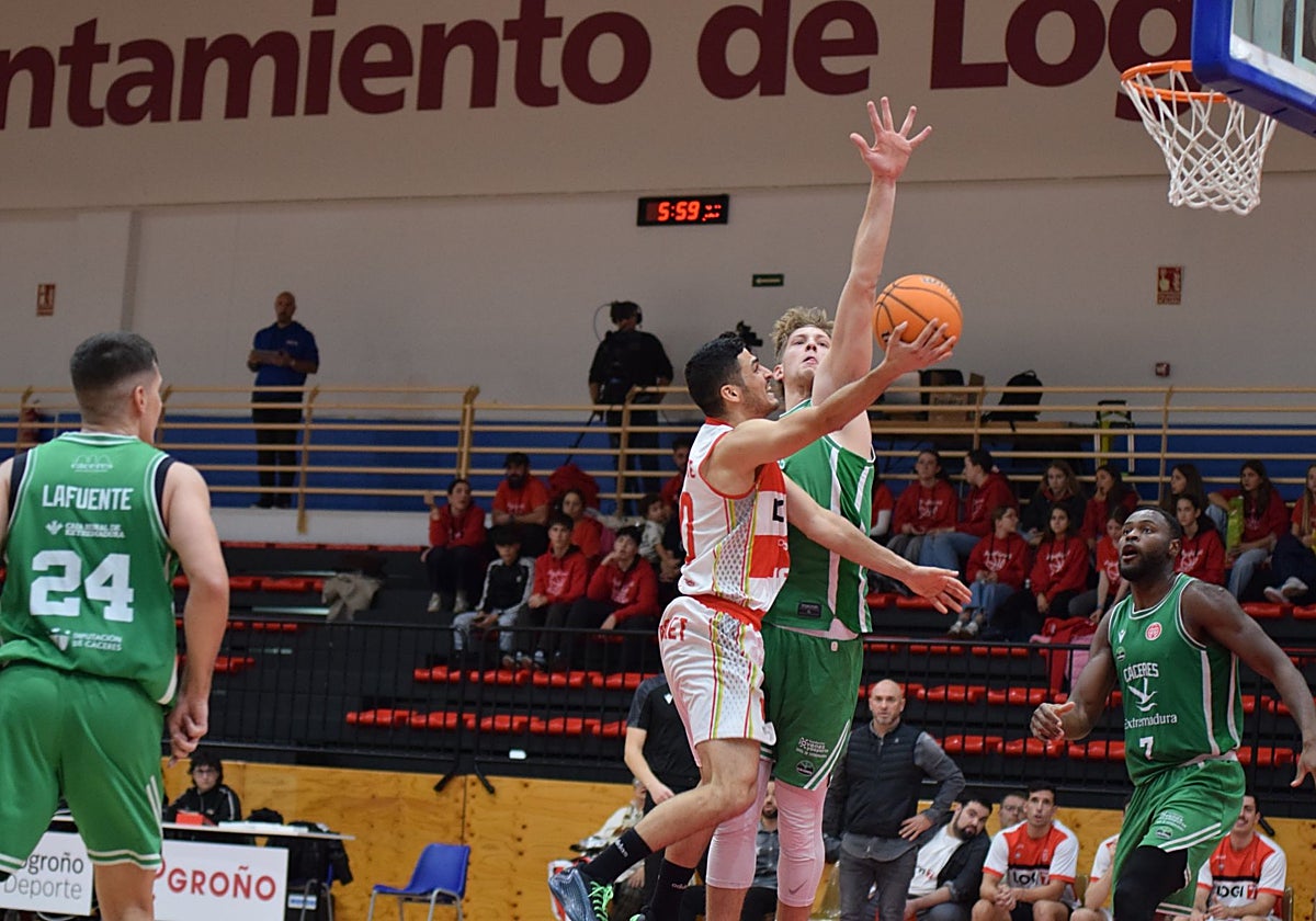Un excelso Mazaira lidera al Cáceres en Logroño
