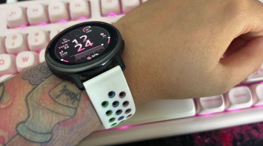 reloj Garmin vivoactive en uso sobre teclado de ordenador