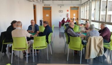 Gente Mayor jugando a cartas