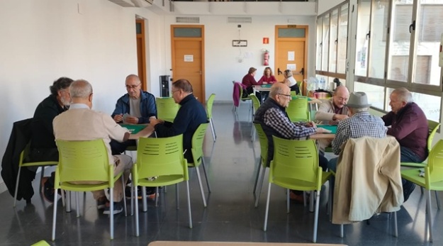 Gente Mayor jugando a cartas