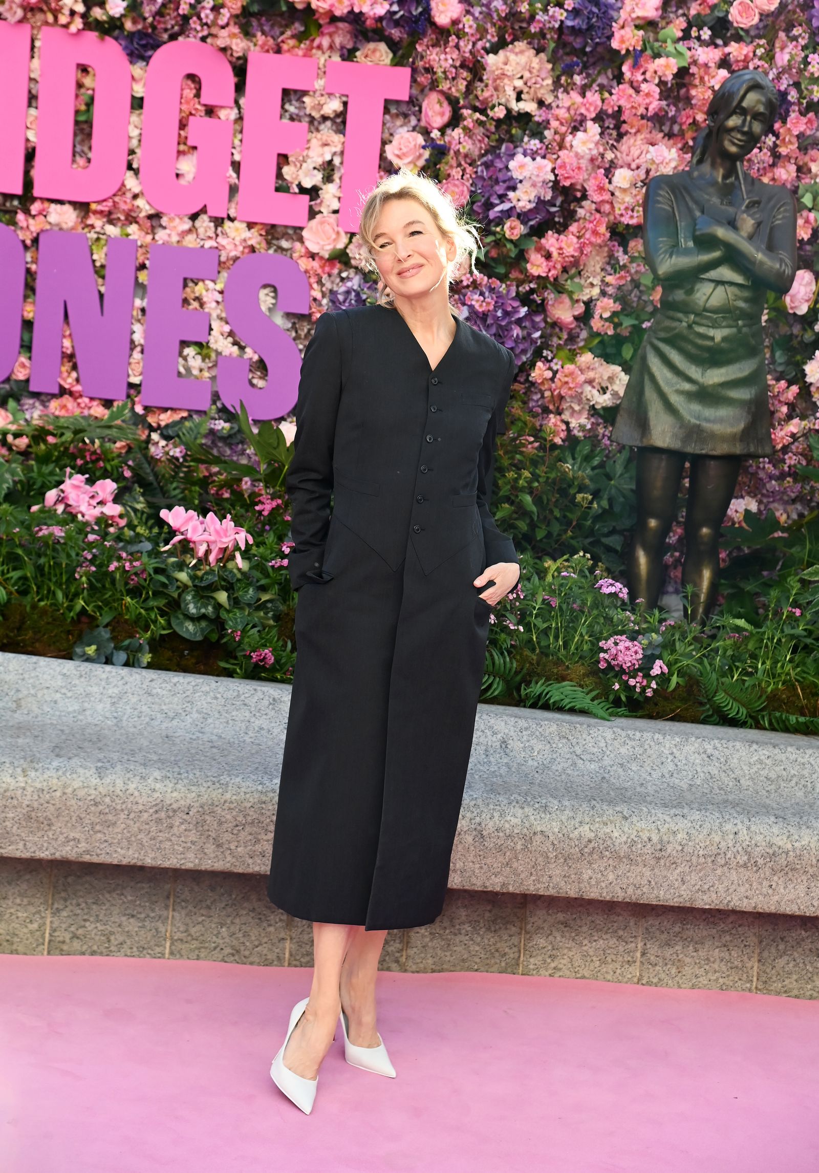 Rene Zellweger en la inauguración de la estatua dedicada a Bridget Jones en Londres. © GettyImages.