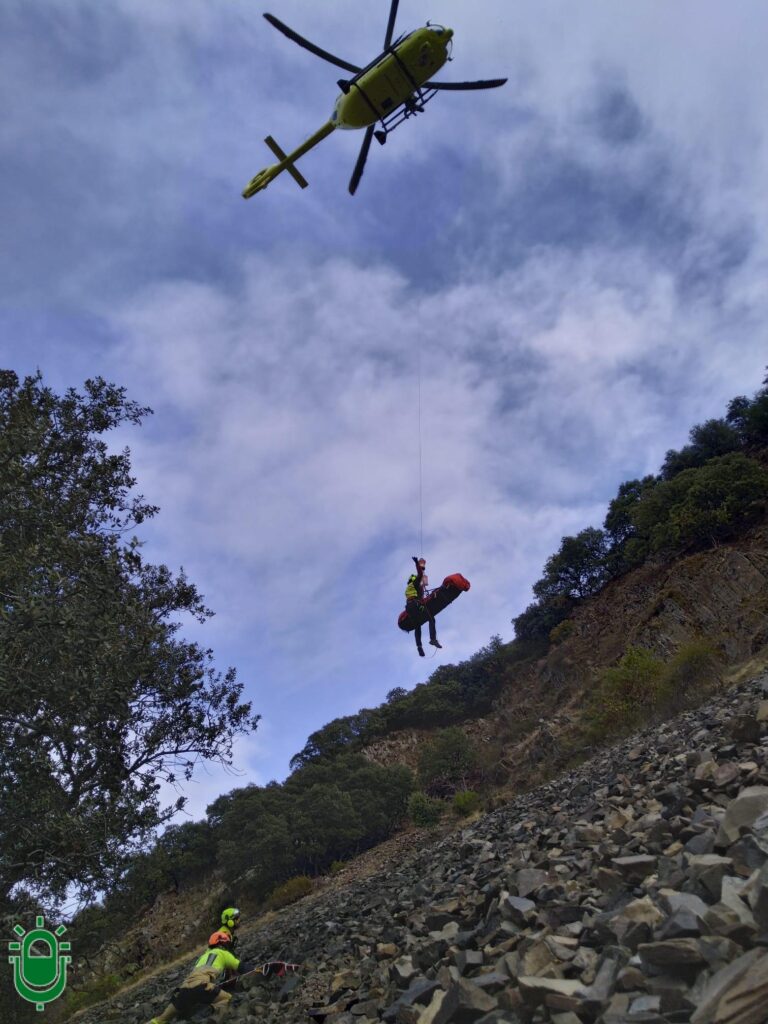 Helicóptero. Rescate corredor muerto en el Pajariel. 2 noviembre 2025 (2)