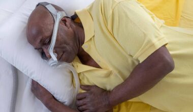 Hombre con máscara para tratamiento de la apnea del sueño. Adobe Stock