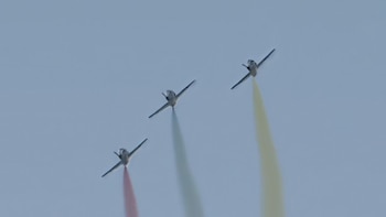 Los aviones desplegaron los colores