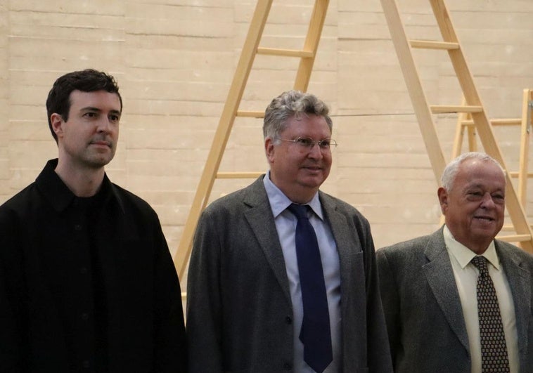 Álvaro Rodríguez Fominaya, en el centro, acompañado por Connor Monahan y Gonzalo Santonja.