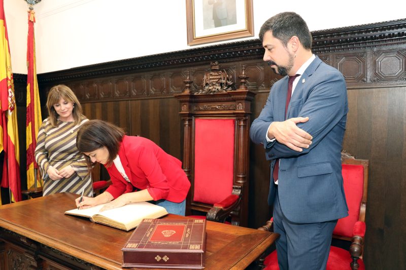 La ministra Sira Rego firma el Libro de Honor de la ciudad