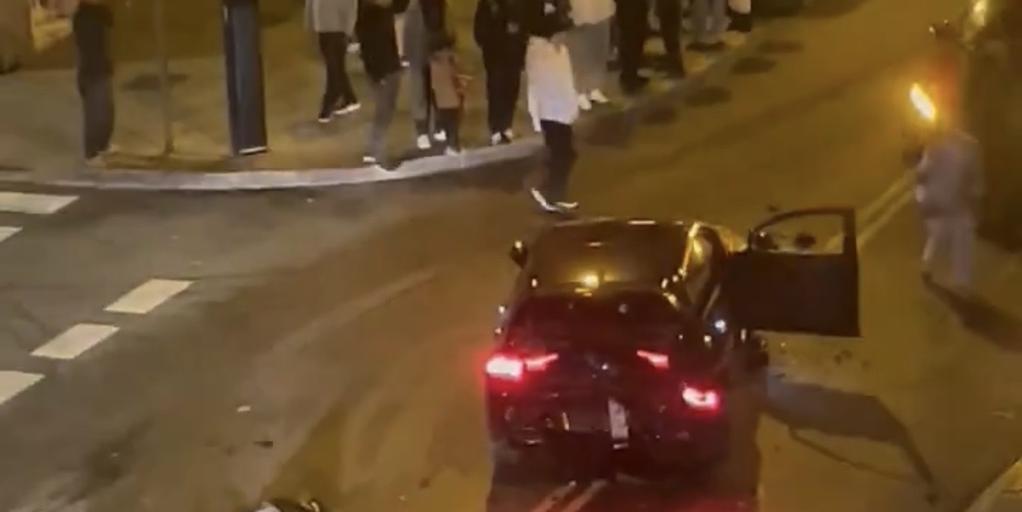 Tres coches embisten y disparan a otro para secuestrar a su conductor frente a un hotel de Carabanchel